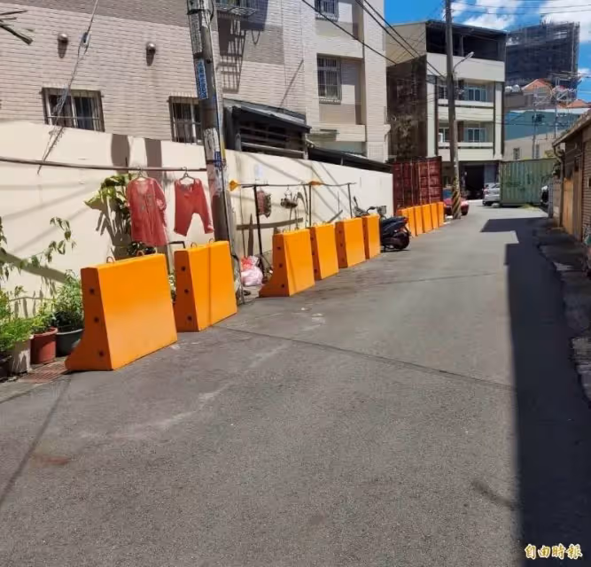 搬12塊護欄擋住!台中路霸「拿出財產證明」喊:整條路都我的 不聽勸「把鄰居告上法庭」判決出爐!