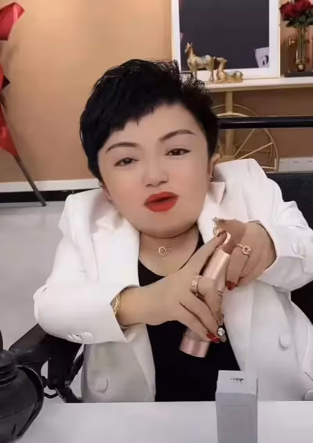 身高僅80公分,不顧父母反對嫁180公分老公,沒錢後被拋棄獨自帶兒打拚創業,擁千萬身家