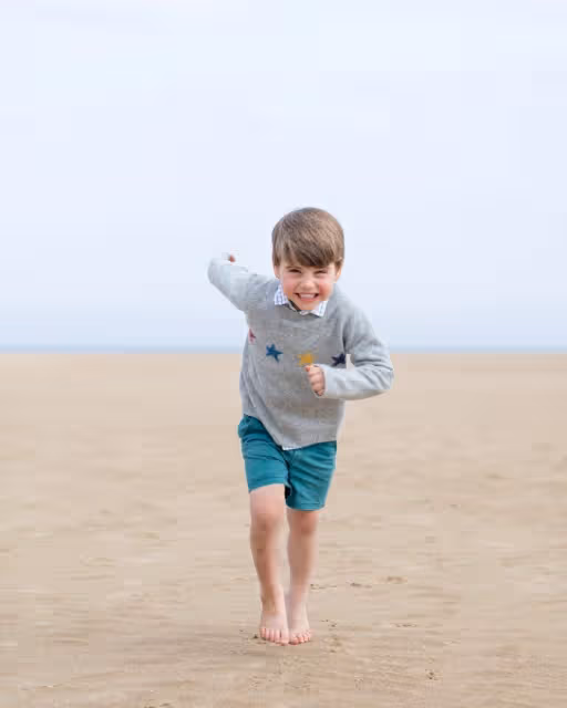 英國路易王子4歲生日　沙灘紀念照萌翻