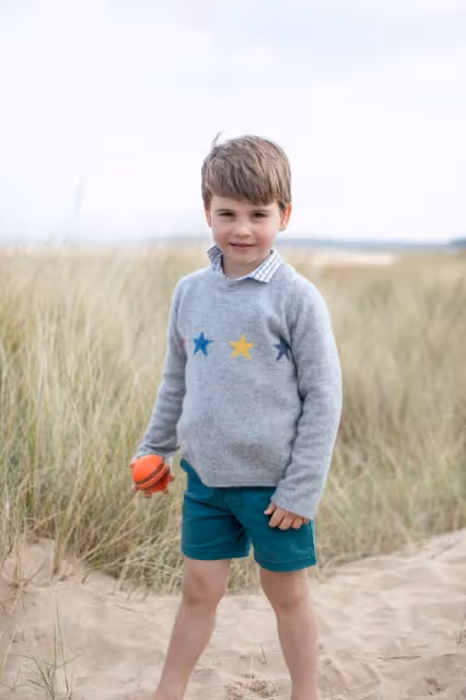 英國路易王子4歲生日　沙灘紀念照萌翻