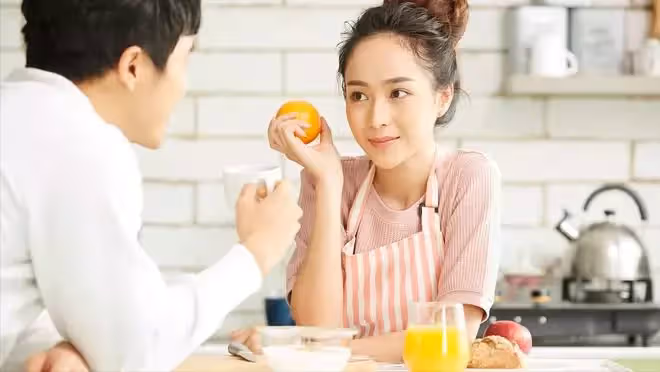 3個小姑子看電視嗑瓜子，我自己做20口年夜飯，老公：下飯店AA制