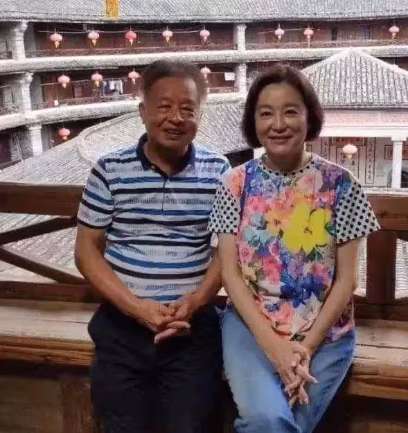 59歲鐘楚紅曬素顏爬山照，滿臉皺紋依舊少女感爆棚，比網紅高級臉更耐看