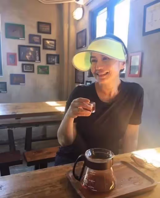 59歲鐘楚紅曬素顏爬山照，滿臉皺紋依舊少女感爆棚，比網紅高級臉更耐看