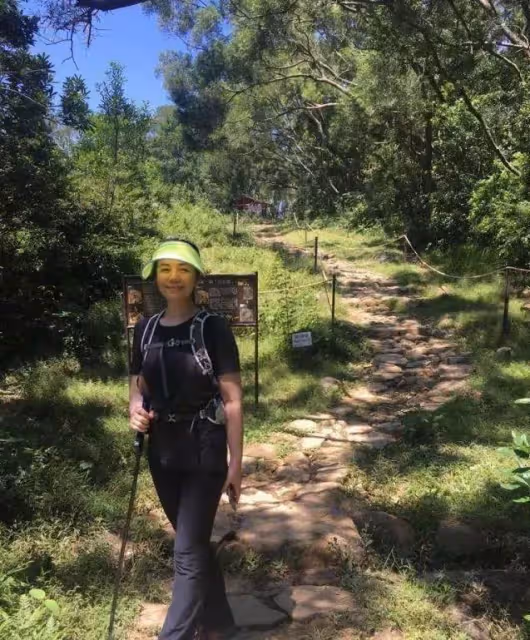 59歲鐘楚紅曬素顏爬山照，滿臉皺紋依舊少女感爆棚，比網紅高級臉更耐看