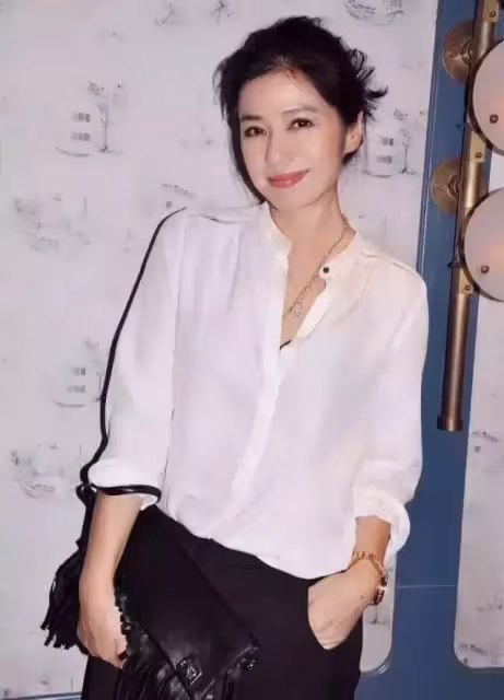 59歲鐘楚紅曬素顏爬山照,滿臉皺紋依舊少女感爆棚,比網紅高級臉更耐看