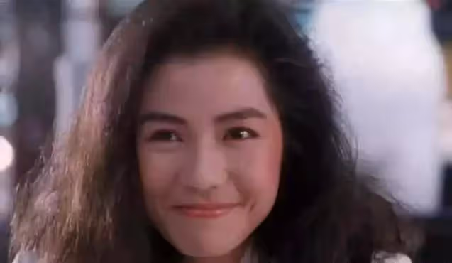 59歲鐘楚紅曬素顏爬山照,滿臉皺紋依舊少女感爆棚,比網紅高級臉更耐看