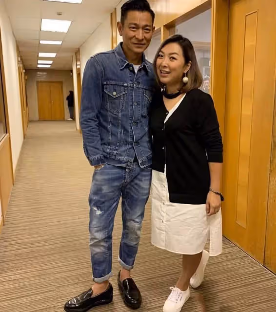 劉德華穿牛仔與女粉絲摟腰合影,精神氣十足帥氣爆棚,手的位置成亮點:一個人最深的教養,都藏在細節裡