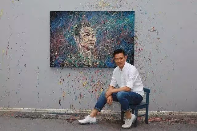 劉德華穿牛仔與女粉絲摟腰合影,精神氣十足帥氣爆棚,手的位置成亮點:一個人最深的教養,都藏在細節裡