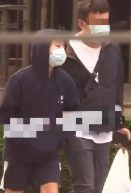 張柏芝千萬豪宅首曝光,和兒子交流全用英文,裝修簡單卻顯雜亂,網友:看見廚房太雜亂,不如我家