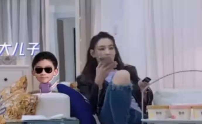 張柏芝千萬豪宅首曝光,和兒子交流全用英文,裝修簡單卻顯雜亂,網友:看見廚房太雜亂,不如我家