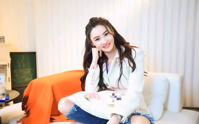 張柏芝千萬豪宅首曝光,和兒子交流全用英文,裝修簡單卻顯雜亂,網友:看見廚房太雜亂,不如我家