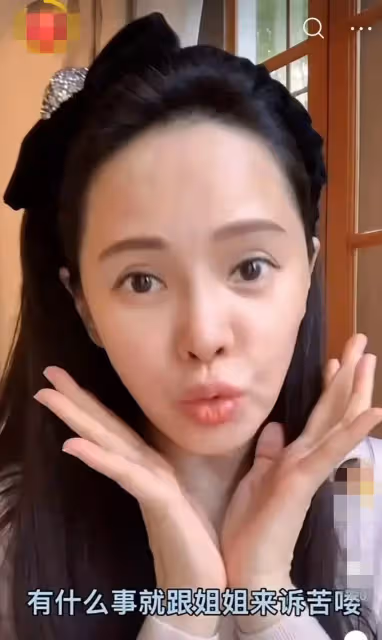 54歲伊能靜臉鬆弛下顎線下垂,狀態顯滄桑,網友:比普通人漂亮有氣質!