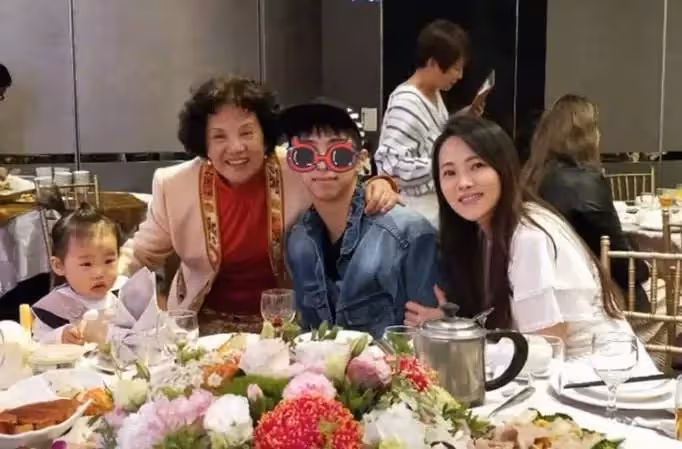 54歲伊能靜臉鬆弛下顎線下垂,狀態顯滄桑,網友:比普通人漂亮有氣質!