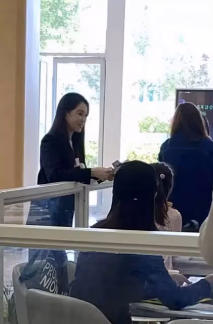 54歲伊能靜臉鬆弛下顎線下垂,狀態顯滄桑,網友:比普通人漂亮有氣質!