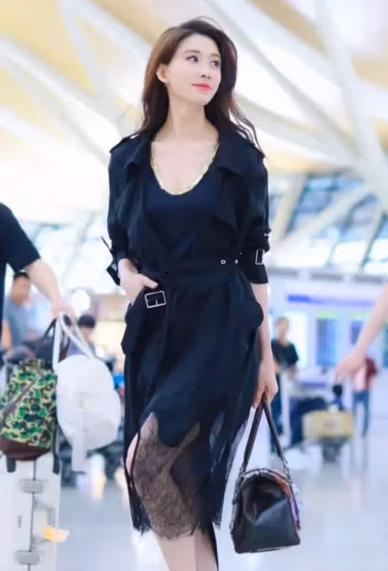 林志玲婚後真隨性!「蕾絲睡衣」忘了換就出門,長外套遮不住凹凸曲線,網:放飛自我了