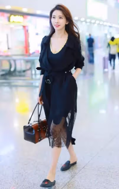 林志玲婚後真隨性!「蕾絲睡衣」忘了換就出門,長外套遮不住凹凸曲線,網:放飛自我了