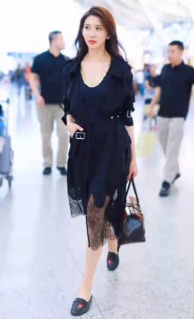 林志玲婚後真隨性!「蕾絲睡衣」忘了換就出門,長外套遮不住凹凸曲線,網:放飛自我了