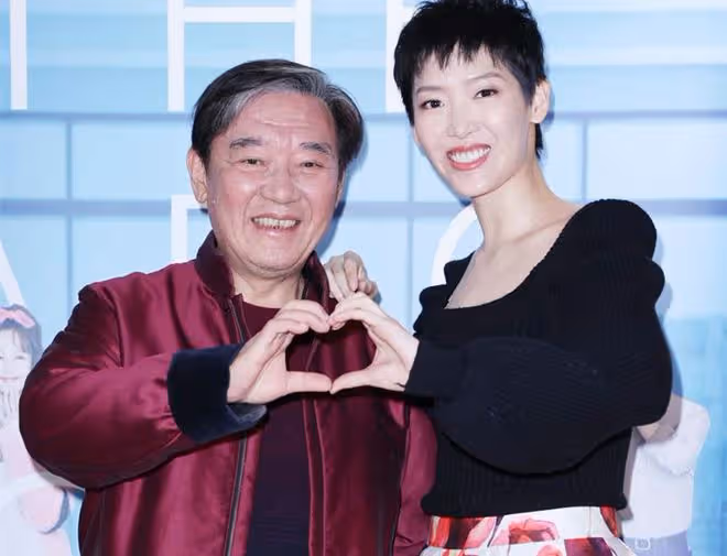 李立群父女上海隔離，31歲女兒氣質出眾，與黑人初戀分手一直單身