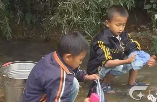 10歲哥哥與9歲弟弟，沒有一個親人，靠人接濟度日，鄰居：兄弟倆讓人心疼