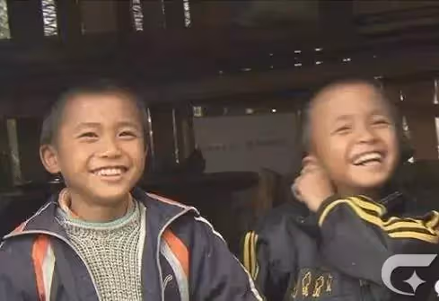 10歲哥哥與9歲弟弟，沒有一個親人，靠人接濟度日，鄰居：兄弟倆讓人心疼