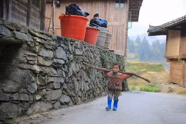 10歲哥哥與9歲弟弟，沒有一個親人，靠人接濟度日，鄰居：兄弟倆讓人心疼