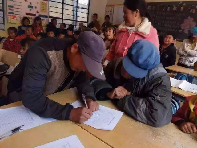 10歲哥哥與9歲弟弟,沒有一個親人,靠人接濟度日,鄰居:兄弟倆讓人心疼