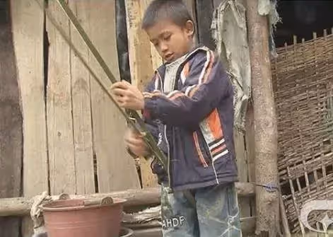 10歲哥哥與9歲弟弟,沒有一個親人,靠人接濟度日,鄰居:兄弟倆讓人心疼