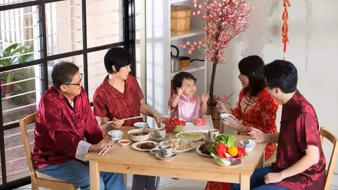 19口人的年夜飯,做飯時我忘記放鹽被小姑子打,老公當場掀了飯桌