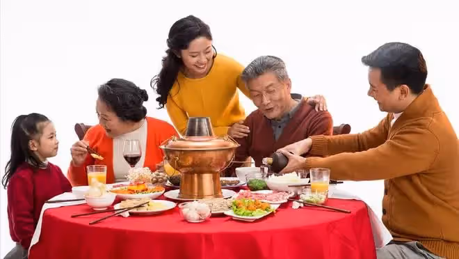 19口人的年夜飯,做飯時我忘記放鹽被小姑子打,老公當場掀了飯桌