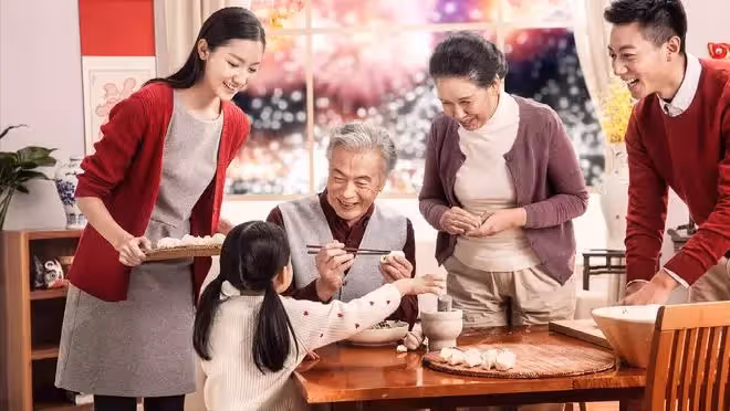 19口人的年夜飯,做飯時我忘記放鹽被小姑子打,老公當場掀了飯桌