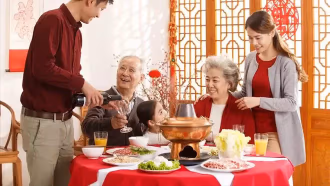 19口人的年夜飯,做飯時我忘記放鹽被小姑子打,老公當場掀了飯桌