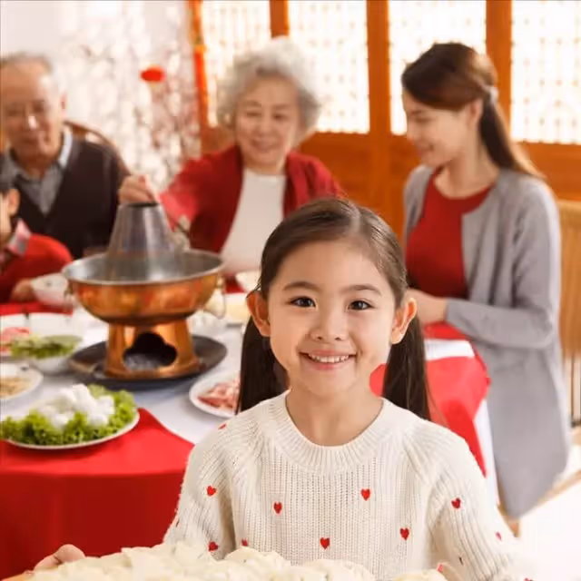 19口人的年夜飯,做飯時我忘記放鹽被小姑子打,老公當場掀了飯桌