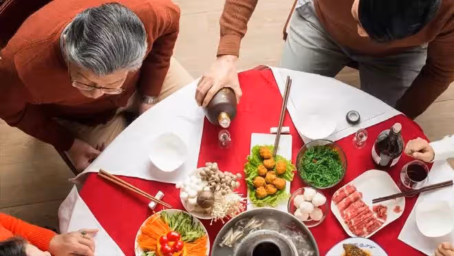 19口人的年夜飯,做飯時我忘記放鹽被小姑子打,老公當場掀了飯桌