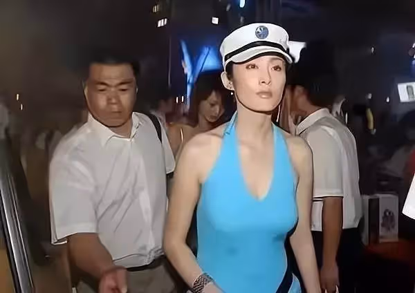 張敏的工作照曝光,穿低領裝身材勻稱,皮膚緊實不像60後