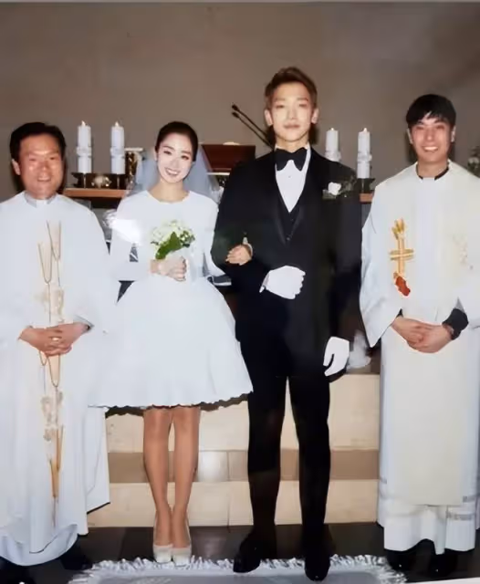 亞洲天王,結婚5年依舊恩愛得像蜜月期,三年抱倆一家四口超幸福
