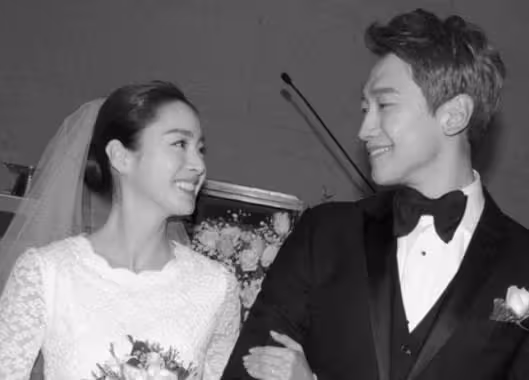 亞洲天王,結婚5年依舊恩愛得像蜜月期,三年抱倆一家四口超幸福