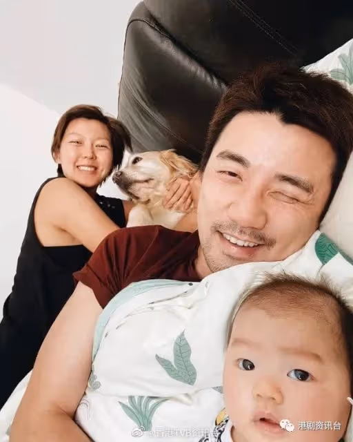 洪永城甜曬寶貝女得意相!唐詩詠曬白滑長腿依然少女