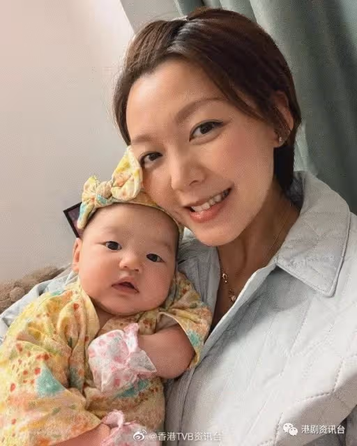 洪永城甜曬寶貝女得意相!唐詩詠曬白滑長腿依然少女