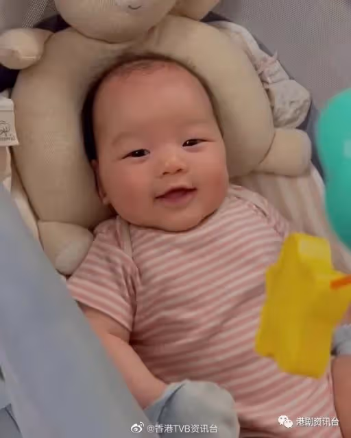 洪永城甜曬寶貝女得意相!唐詩詠曬白滑長腿依然少女