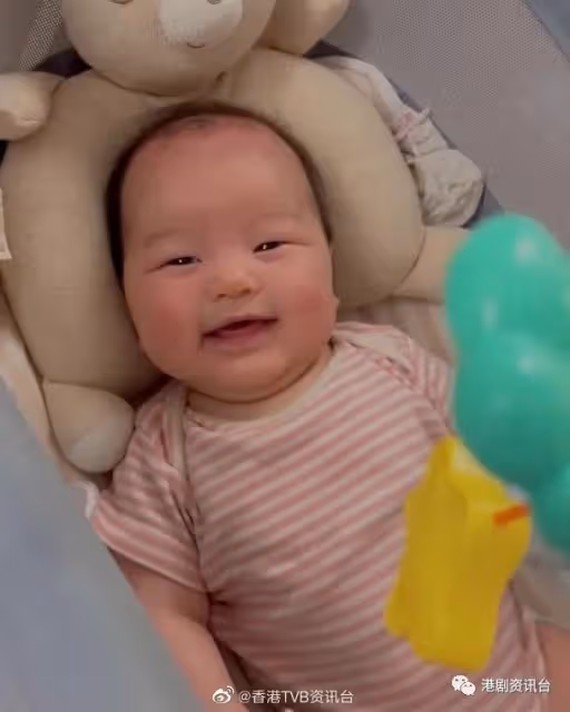 洪永城甜曬寶貝女得意相!唐詩詠曬白滑長腿依然少女