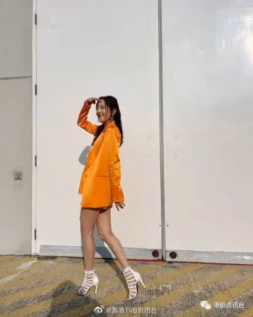 洪永城甜曬寶貝女得意相!唐詩詠曬白滑長腿依然少女