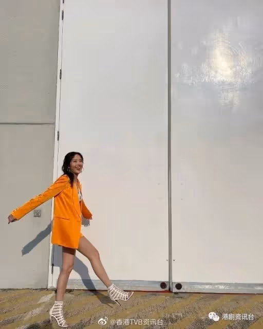 洪永城甜曬寶貝女得意相!唐詩詠曬白滑長腿依然少女