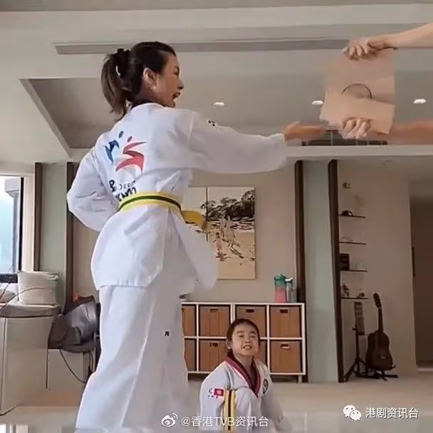 「跟得媽媽」陳茵媺陪阿女學跆拳道！林峯搭實老婆幸福滿瀉