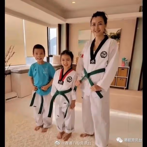 「跟得媽媽」陳茵媺陪阿女學跆拳道！林峯搭實老婆幸福滿瀉