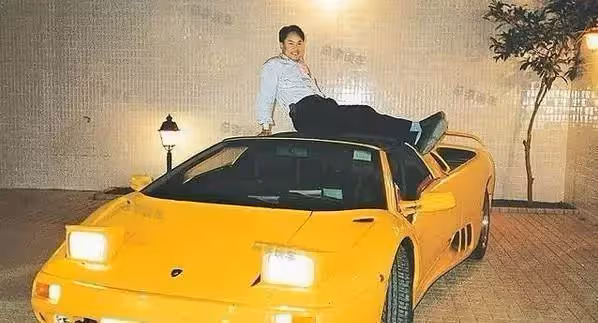 「世紀賊王」竟是成龍舊相識,賭亨何鴻燊家中500保鏢防綁架