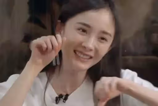 楊冪被奶油糊一臉！洗乾淨後妝容全無    露出「純素顏」，暴光34歲最真實的樣子！