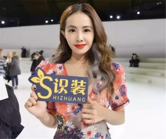 觀眾都慌了！蔡依林跳舞太投入，褲子不慎滑落沒注意，淡定跳完全場，引觀眾大贊：太敬業!