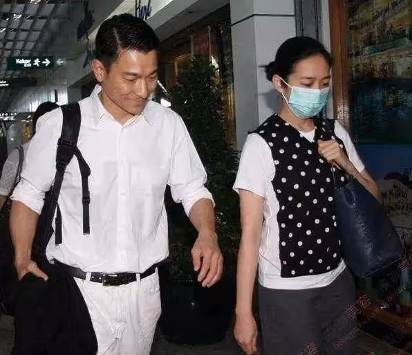 劉德華父母買菜「保鏢司機7人隨行」朱麗倩去平價美容院「花銷曝光」:出乎意料