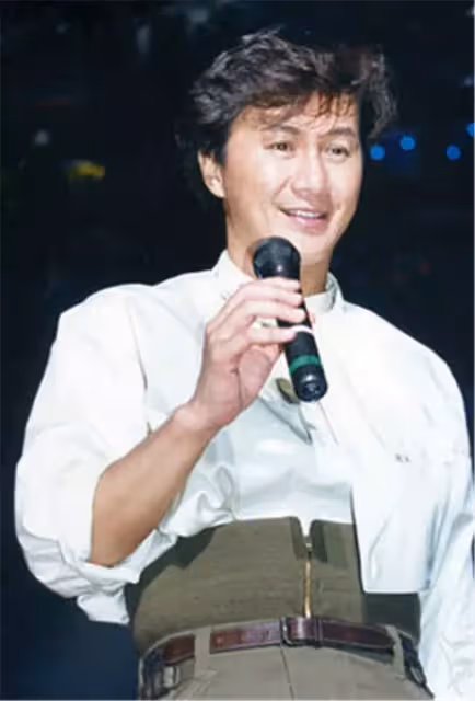 18歲定情！資深藝人「與妻子5年異地」每日寫情書　相戀50年「恩愛到白首」今三代同堂享天倫樂