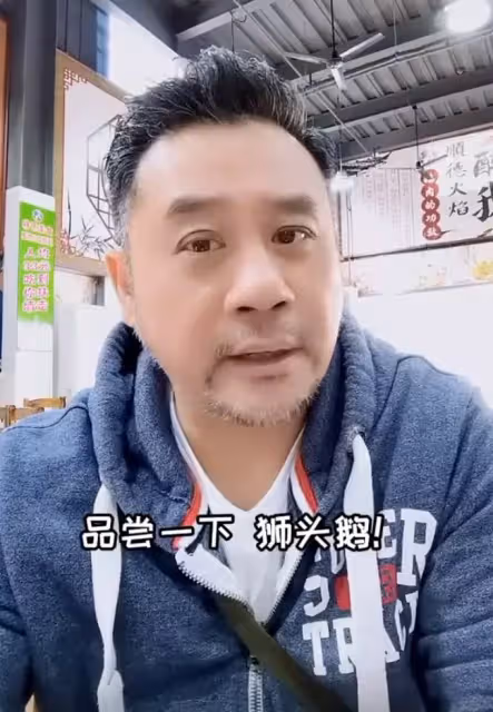 70歲郭鋒近照曝光，喪妻4年終走出陰霾內地複出拍戲，大排檔吃飯笑容滿面，網友：演戲真的好！